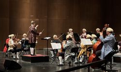 Viyana Mozart Orkestrası AKM'de müzikseverlerle buluştu