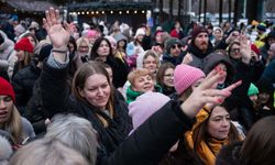 Kiev’de elektrik kesintileri sürerken vatandaşlar partide bir araya geldi