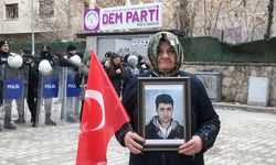 Vanlı aileler DEM Parti binası önündeki 'evlat nöbeti'ni sürdürdü