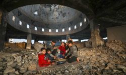 Filistinli aile, iftarını yıkılan Al-Şafii Camii'nin enkazında yaptı