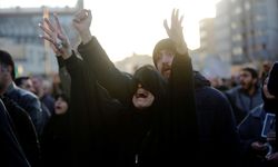 İran lideri Hamaney'in ölümünün ilan edilmesiyle halk İnkılap Meydanı'nda toplandı