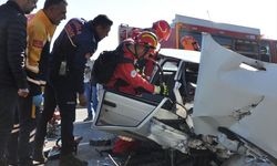 Muğla'da otomobilde sıkışan yolcuyu itfaiye kurtardı