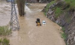 Derenin taşması sonucu su altında kalan Şemdinli-Derecik kara yolu dronla görüntülendi