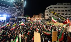 İran'ın başkenti Tahran'da binlerce kişi ABD ve İsrail'i 'füzeler eşliğinde' protesto etti