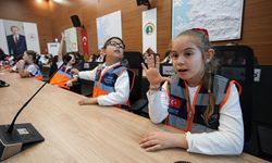 İzmir'de deprem tatbikatını 23 Nisan dolayısıyla çocuklar yönetti