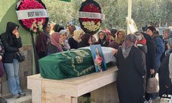 İzmir'deki trafik kazasında ölen genç doktor, son yolculuğuna uğurlandı
