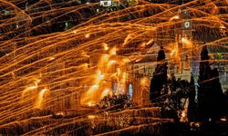 Sakız Adası'nda gökyüzünü aydınlatan Paskalya geleneği: Roket Savaşları