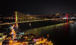 15 Temmuz Şehitler Köprüsü sarı-kırmızı renklerle ışıklandırıldı