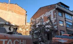 Sultangazi'de bina yıkımı sırasında bitişikteki iki apartman hasar gördü