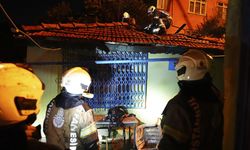 Gaziosmanpaşa'da 3 gecekondu yandı