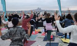 Kapadokya'da gün doğumunda yoga etkinliği düzenlendi