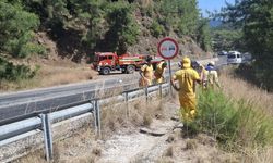 Marmaris'te orman yangınlarına karşı yol kenarlarında 'yanıcı madde' temizliği başlatıldı