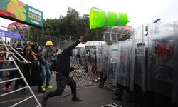 Meksika'da, Dünya Kupasını protesto etmek isteyen göstericiler ile polis arasında arbede