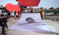 Kapadokya'da sıcak hava balonları 15 Temmuz dolayısıyla Türk bayrakları ve afişlerle uçtu