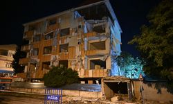 Kartal'da kentsel dönüşüm kapsamındaki binanın balkonları ile duvarı çöktü