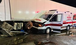 Samsun'da hasta taşıyan ambulans ile tırın çarpıştığı kazada 6 kişi yaralandı