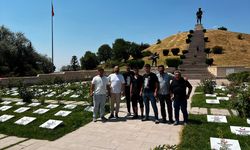 Dumlupınar Şehitliği'ndeki 510 şehidin mezar taşı öğrenciler tarafından yenilendi
