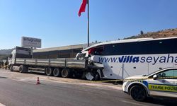 Muğla'da yolcu otobüsü ile tırın çarpıştığı kazada 3 kişi öldü, 17 kişi yaralandı