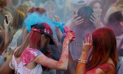 Rusya'da kutlanan Holi Festivali renkli görüntülere sahne oldu