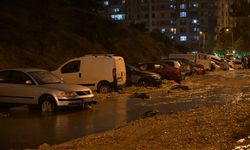 Ankara'da sel nedeniyle çöken yolda çok sayıda araç hasar gördü