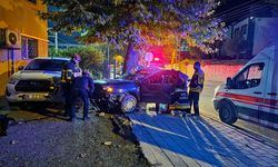 Adana'da ağaca çarpan otomobildeki 2 kardeşten biri hayatını kaybetti
