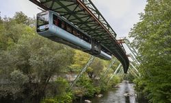 Almanya'nın asma treni Schwebebahn, 125 yıldır Wuppertal'i birbirine bağlıyor