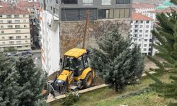 Ankara'da toprak kayması sonucu istinat duvarı çöken 17 katlı binanın temeli açığa çıktı