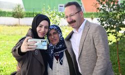 Ardahan Valisi Yamlı ve eşi huzurevi sakinlerinin gözleme pişirmesine eşlik etti