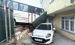 Arnavutköy'de freni boşalan midibüs bahçeye girdi