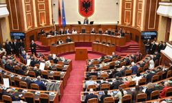 Arnavutluk Meclisinde ülkedeki gösteriler nedeniyle gerginlik yaşandı