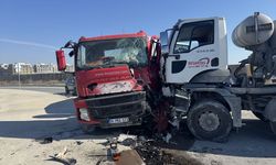 Avcılar'da çarpışan iki beton mikserinin sürücüleri yaralandı
