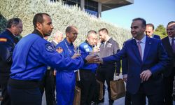 Bakan Kacır astronotlarla IAC 2026'daki 'Anadoludakiler' pazarını gezdi:
