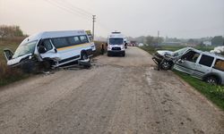 Balıkesir'de hafif ticari araçla minibüsün çarpıştığı kazada 10 kişi yaralandı