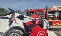 Balıkesir'de otomobilin bariyerlere çarptığı kazada 2 kişi yaralandı