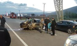 Bingöl'de refüje çarpan otomobildeki 3 kişi yaralandı