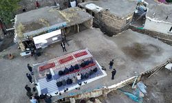 Bitlis'te 'Tatlı Hasat' filminin galası köy evinin damında yapıldı