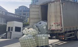 Bursa'da kamyondan düşen tanklardan sızan kimyasal madde nedeniyle cadde ulaşıma kapatıldı