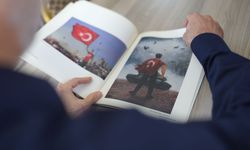 Çocukluk tutkusunu çocuklara resim öğreterek yaşatıyor