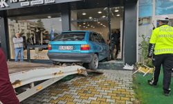 Çorum'da kontrolden çıkan otomobil mağazaya girdi