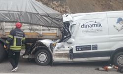 Çorum'da tıra çarpan minibüsün sürücüsü öldü