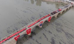 Çorum'da vatandaşlar 103 metrelik Türk bayrağıyla yürüdü