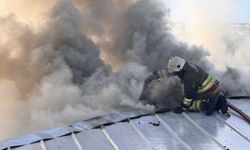 Düzce'de kıraathanenin çatısında çıkan yangını itfaiye söndürdü