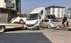 Düzce'de otomobille panelvanın çarpıştığı kazada 3 kişi yaralandı