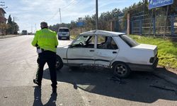 Eskişehir'de kamyon ile otomobilin çarpıştığı kazada 2 kişi yaralandı
