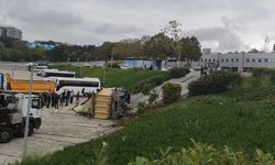 Eyüpsultan'da hafriyat kamyonun İSKİ'nin bahçesine yuvarlandığı kazada 2 kişi yaralandı
