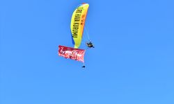 Fethiye semalarında yamaç paraşütüyle 'İyilik Var' bayrağı dalgalandırıldı
