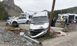 GÜNCELLEME - Gümüşhane'de panelvan ve otomobil çarpıştı, 4 kişi yaralandı