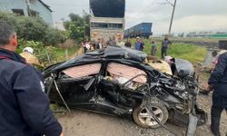 Hatay'da hemzemin geçitte yük treninin çarptığı otomobildeki 2 kişi yaralandı