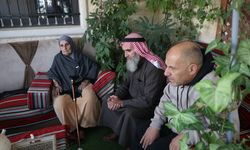 İsrail ordusu El Halil'de dünden bu yana Filistinlileri evlerinden zorla çıkarıyor ve gözaltına alıyor