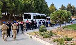 İzmir'de Çeşme Belediyesine yönelik operasyonda gözaltına alınan 12 şüpheli adliyede